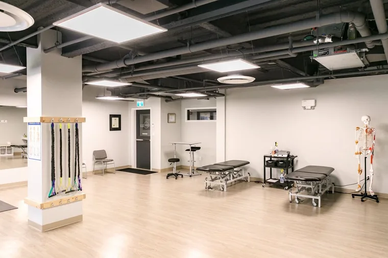Open treatment floor with plinths and cable column